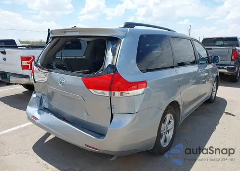 2014 Toyota Sienna Le V6 8 Passenger z USA, uszkodzony, nr VIN 5TDKK3DC5ES453432